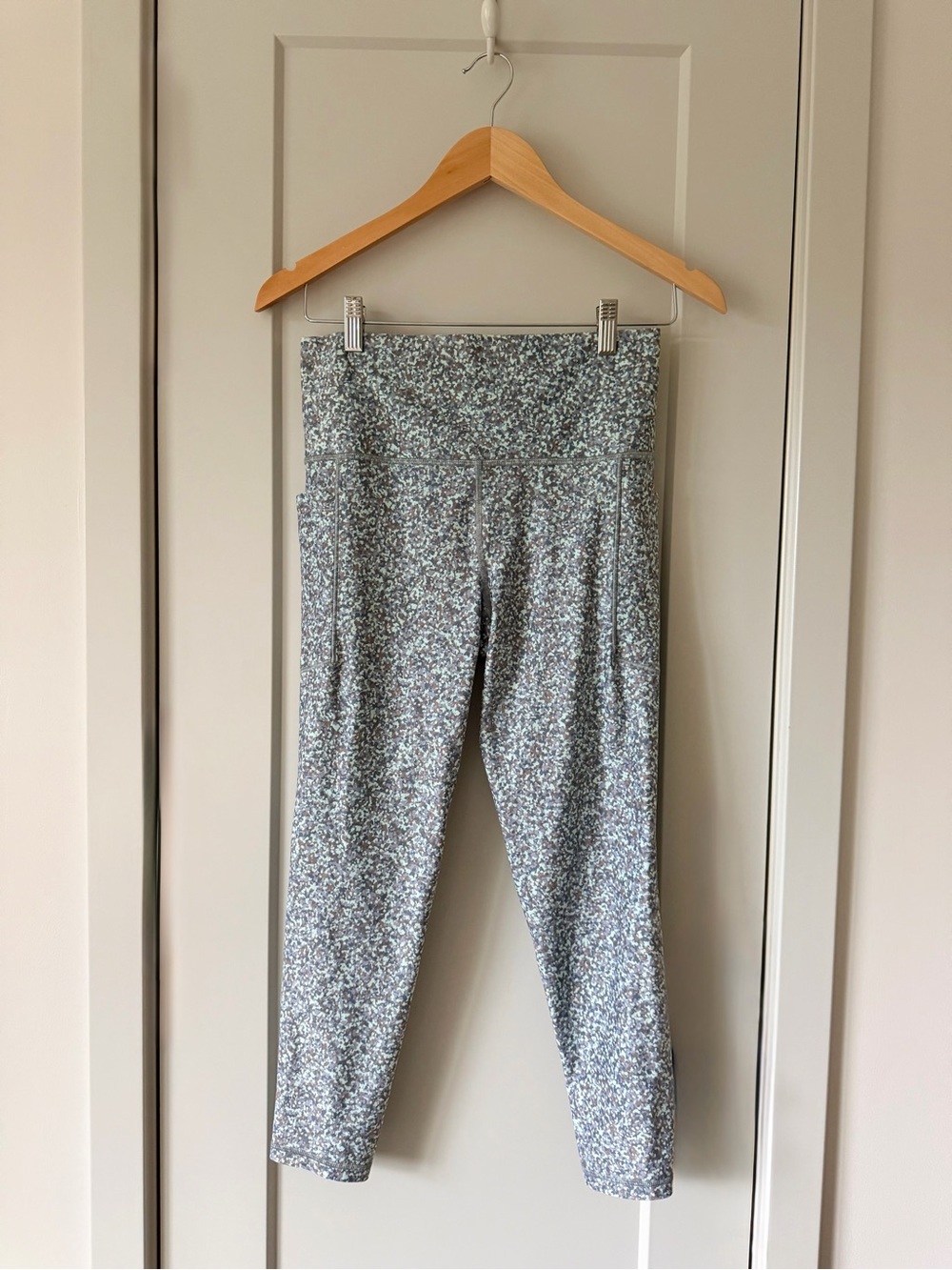 Athleta High Rise Printed 7/8 Pocket Leggings Gray Green Size Medium